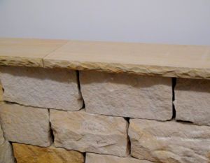 Sandstein Mauerabdeckung bossiert